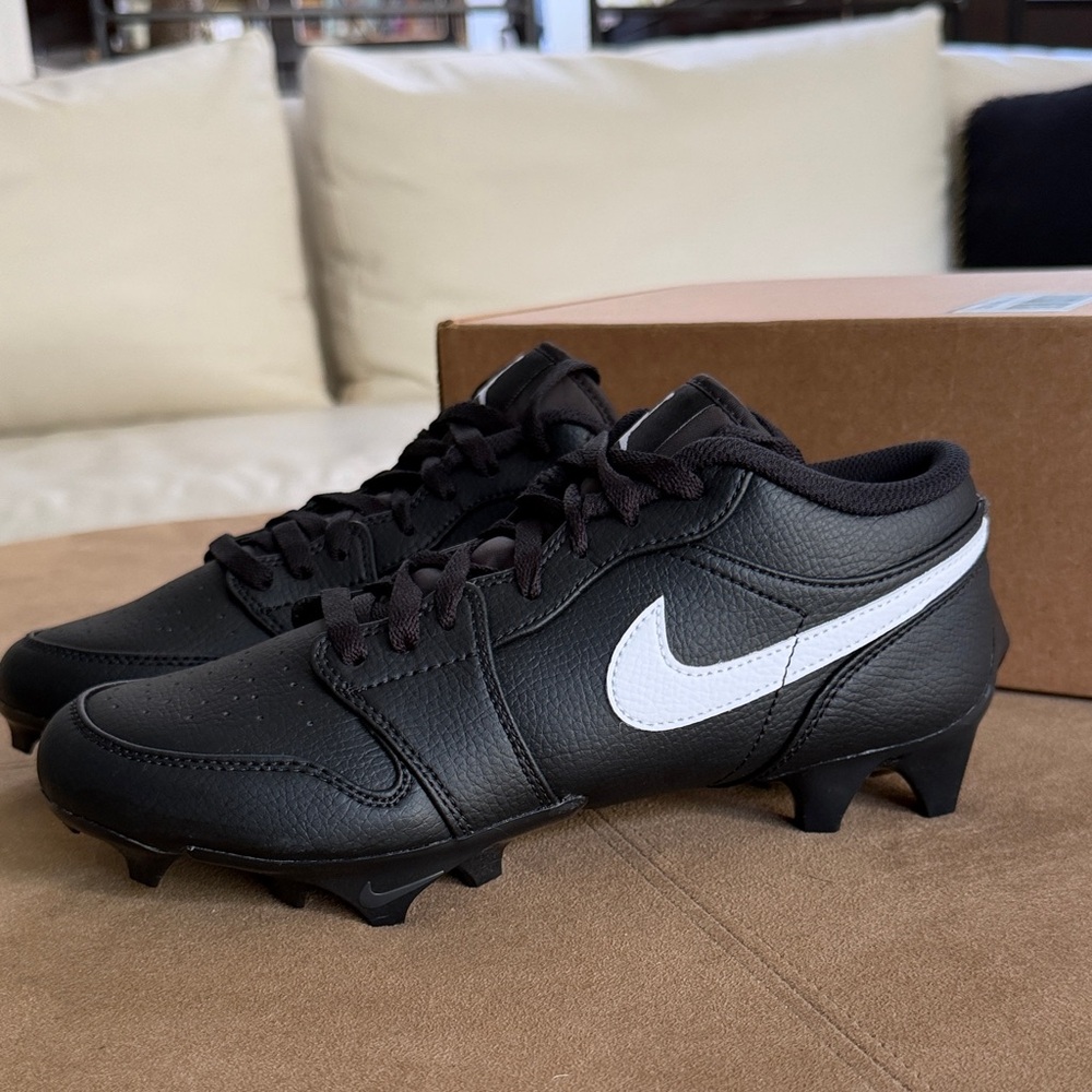 NWT💥 Nike Jordan Black and White Men’s Low-Cut Football Cleats
